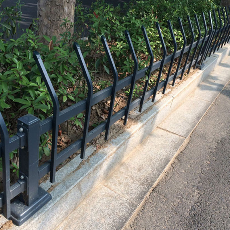 折彎鋅鋼草坪護欄介紹