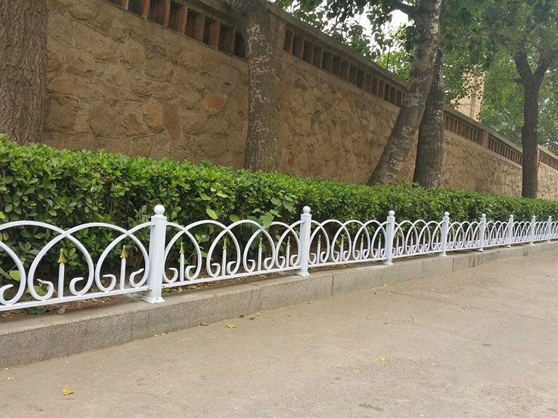 U型草坪護(hù)欄圖片